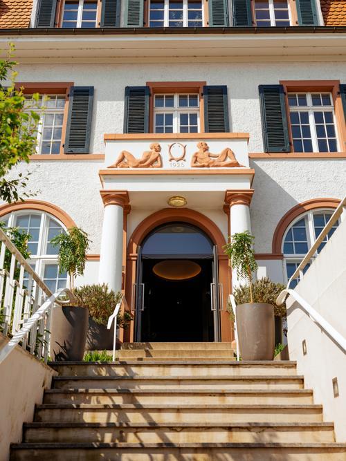The exterior of Restaurant Stucki.