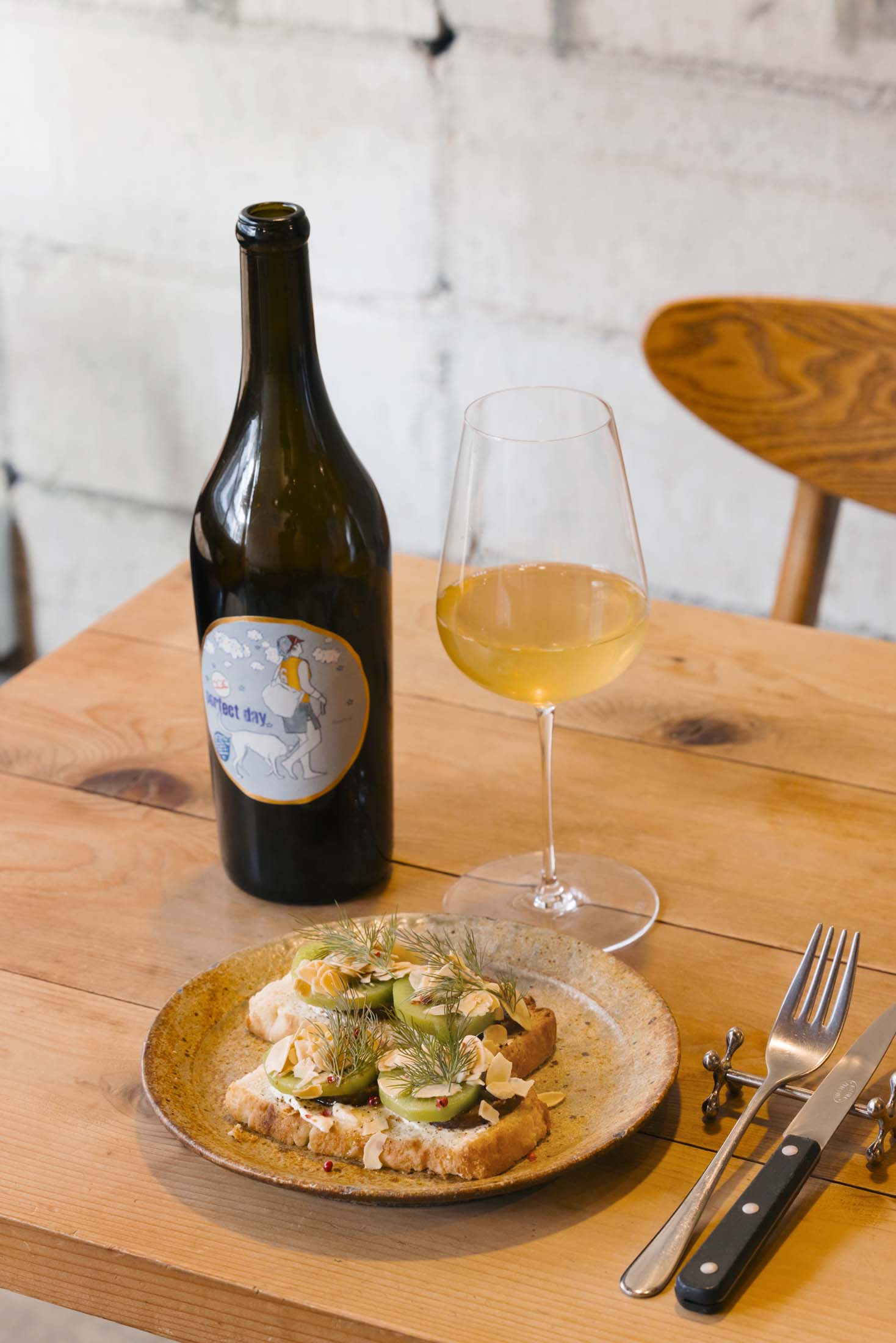 Wine and food at Fujimaru Higashi-Shinsaibashi’s shop.