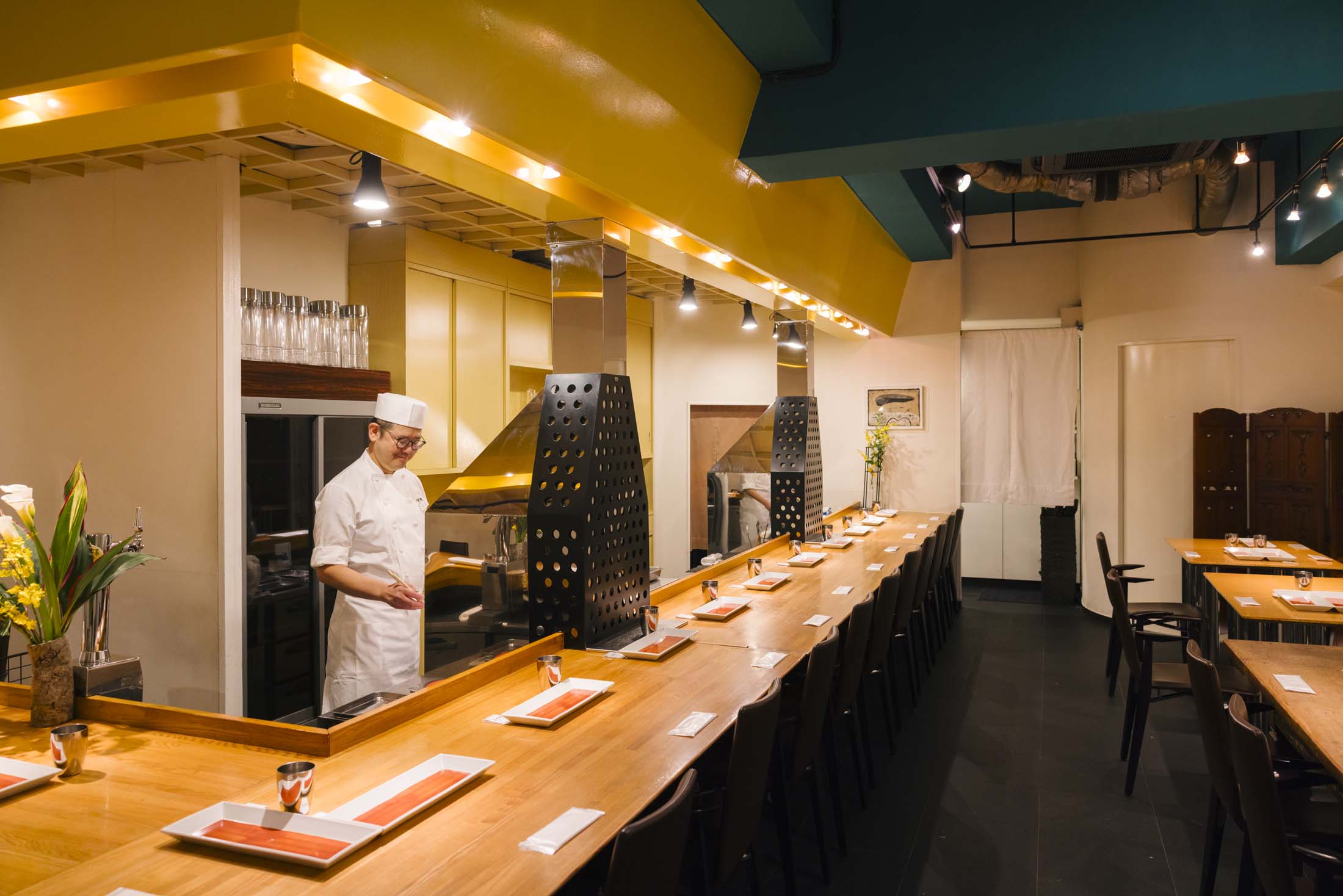 A long table positioned in front of the kitchen Fujimaru Higashi-Shinsaibashi’s wine shop.