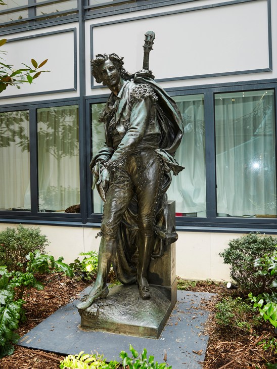 Statue of Figaro outside the Le Figaro offices
