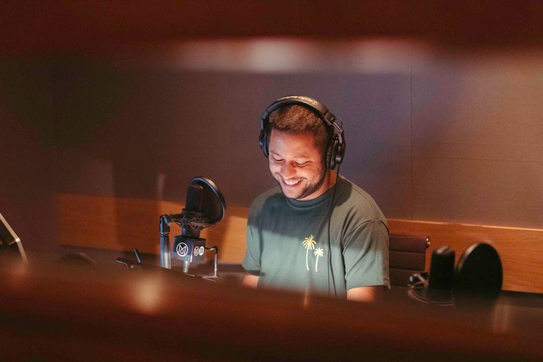 Senior correspondent Fernando Augusto Pacheco speaking into a microphone