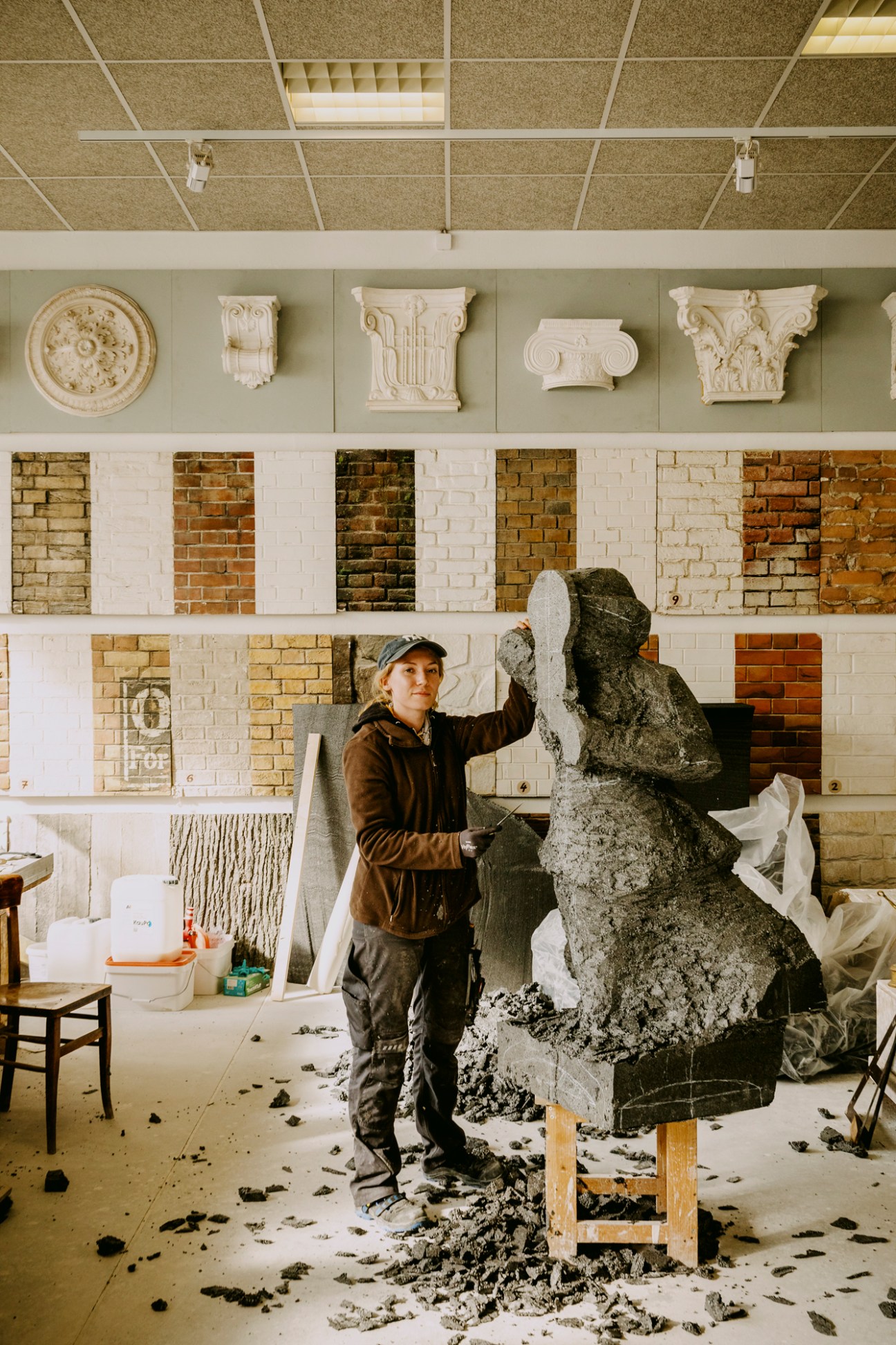 Portrait of sculptor Ronja Kappel working in the Babelsberg workshop
