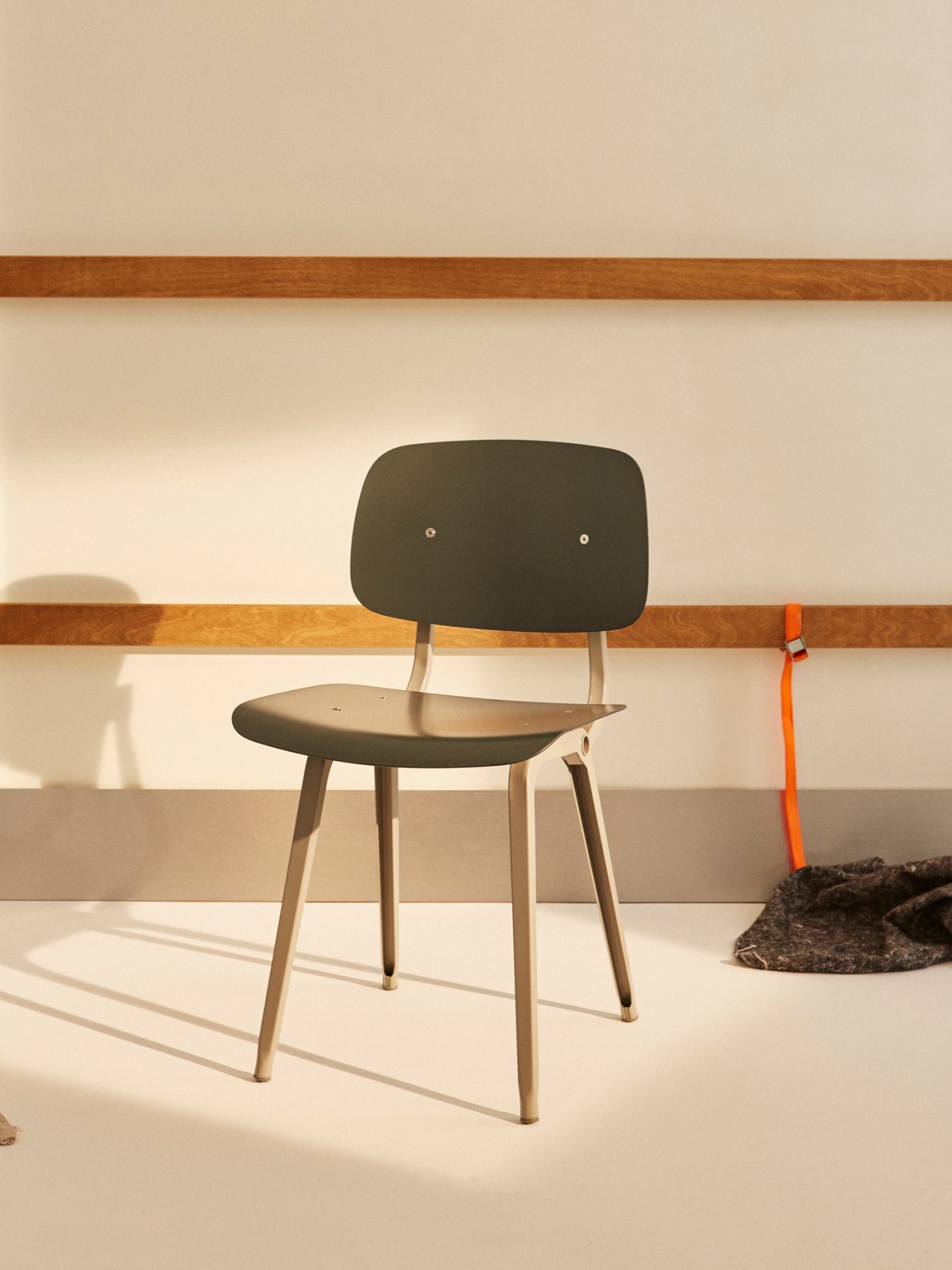 Revolt chair by Friso Kramer with bent-steel frame and colorful seat in modern setting