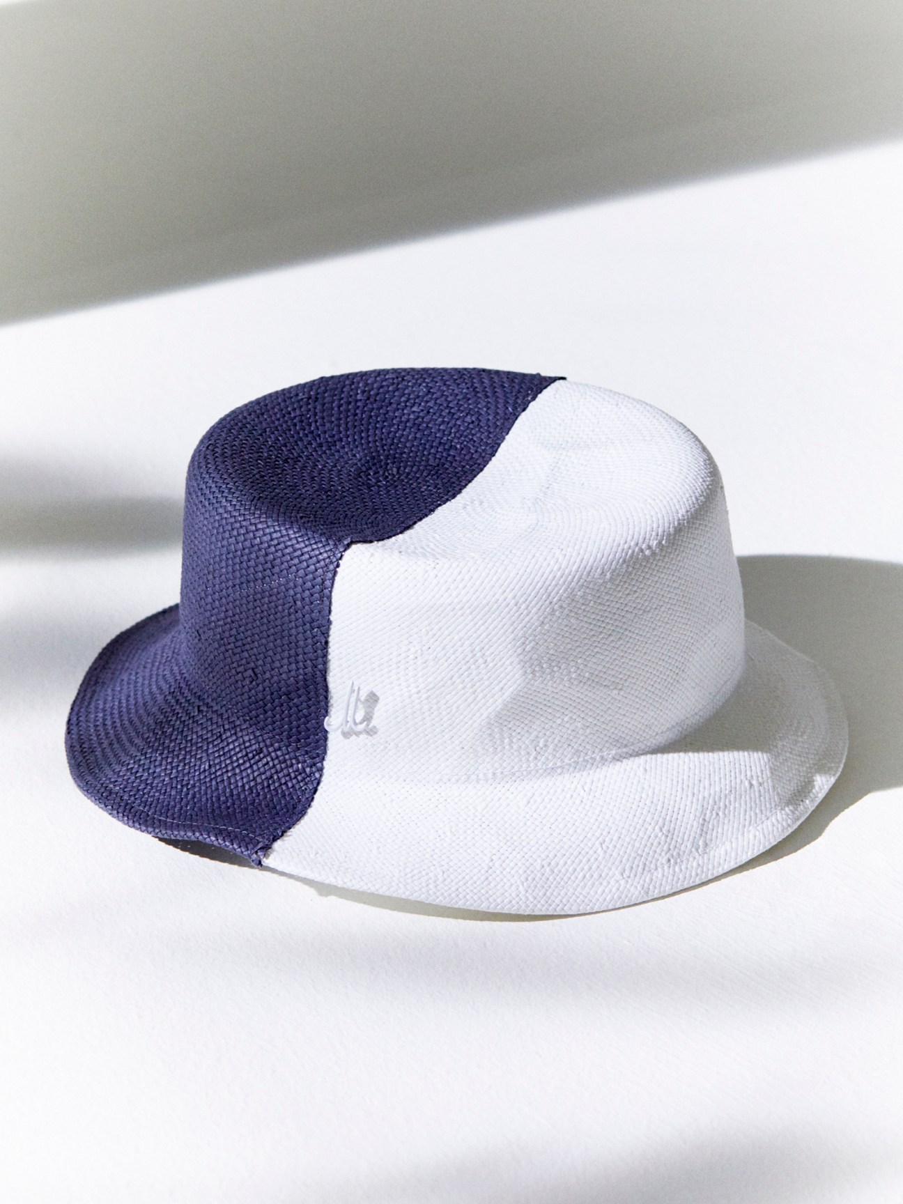 Navy and white color-blocked woven bucket hat with wide brim by Mühlbauer