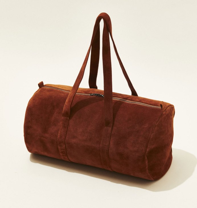 N° 385 Ultra Soft sport bag by Isaac Reina in rust-colored suede with zipper and handles on white background