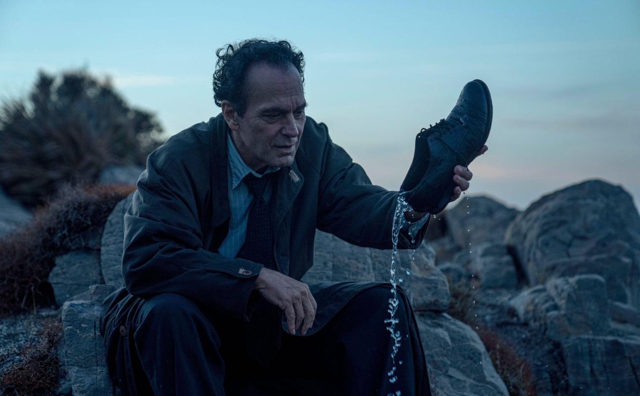 Close your eyes films till - Man emptying water from his shoe