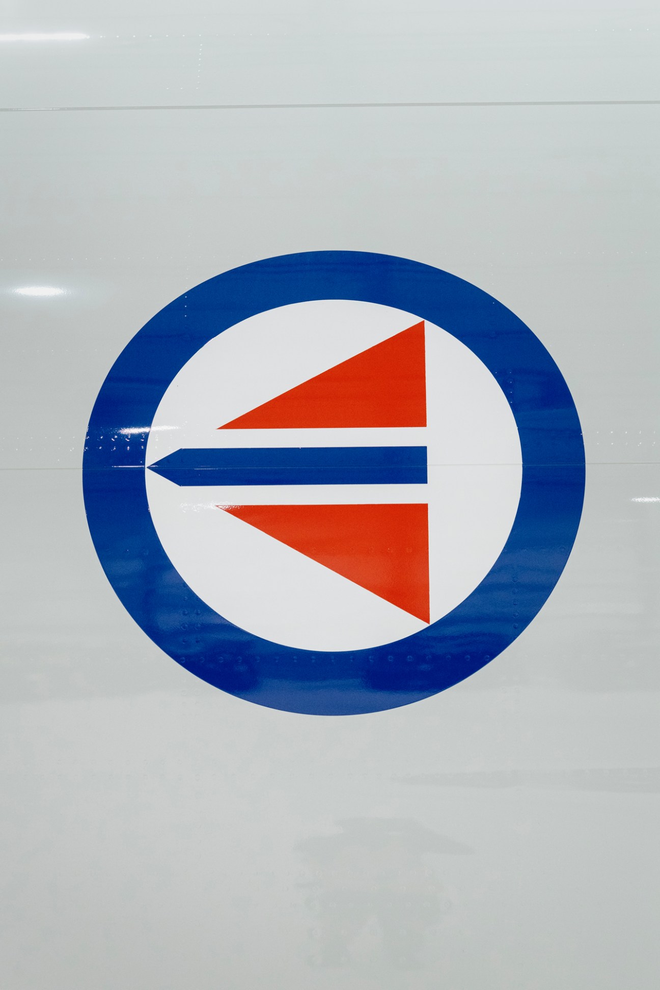 Royal Norwegian Air Force roundel insignia with blue circle, white center, and red and blue geometric shapes.