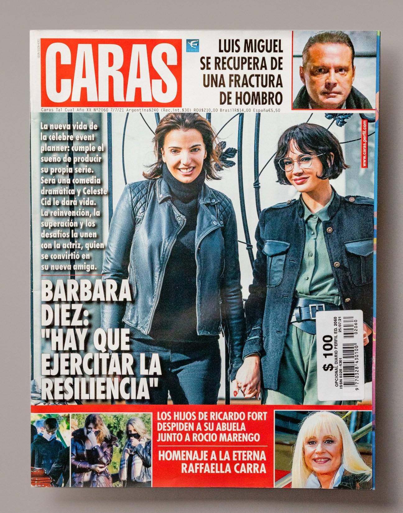 Cover of Caras magazine featuring two women in denim jackets and celebrity news headlines in Spanish.