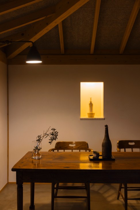 Antique furniture and crafts in the dining area