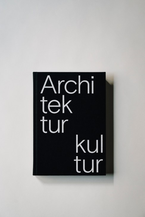 Black book cover with white sans-serif typography reading 'Architektur kultur'