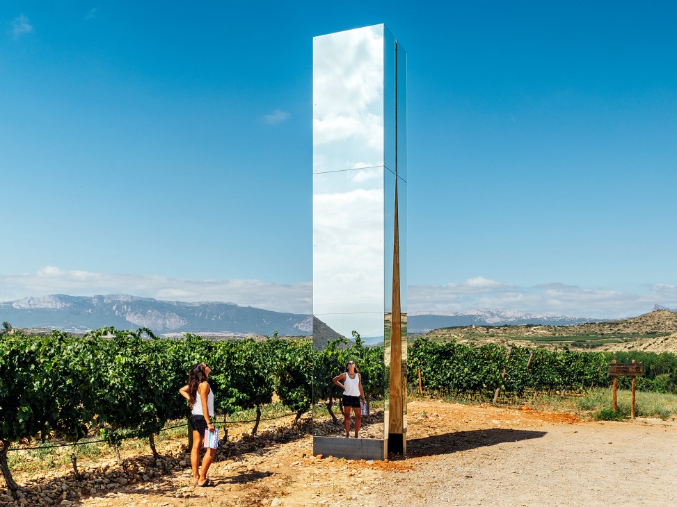 Mirror-covered sculpture by Alejandro Ramírez in the shape of a wine bottle silhouette at Viña Lanciano vineyard