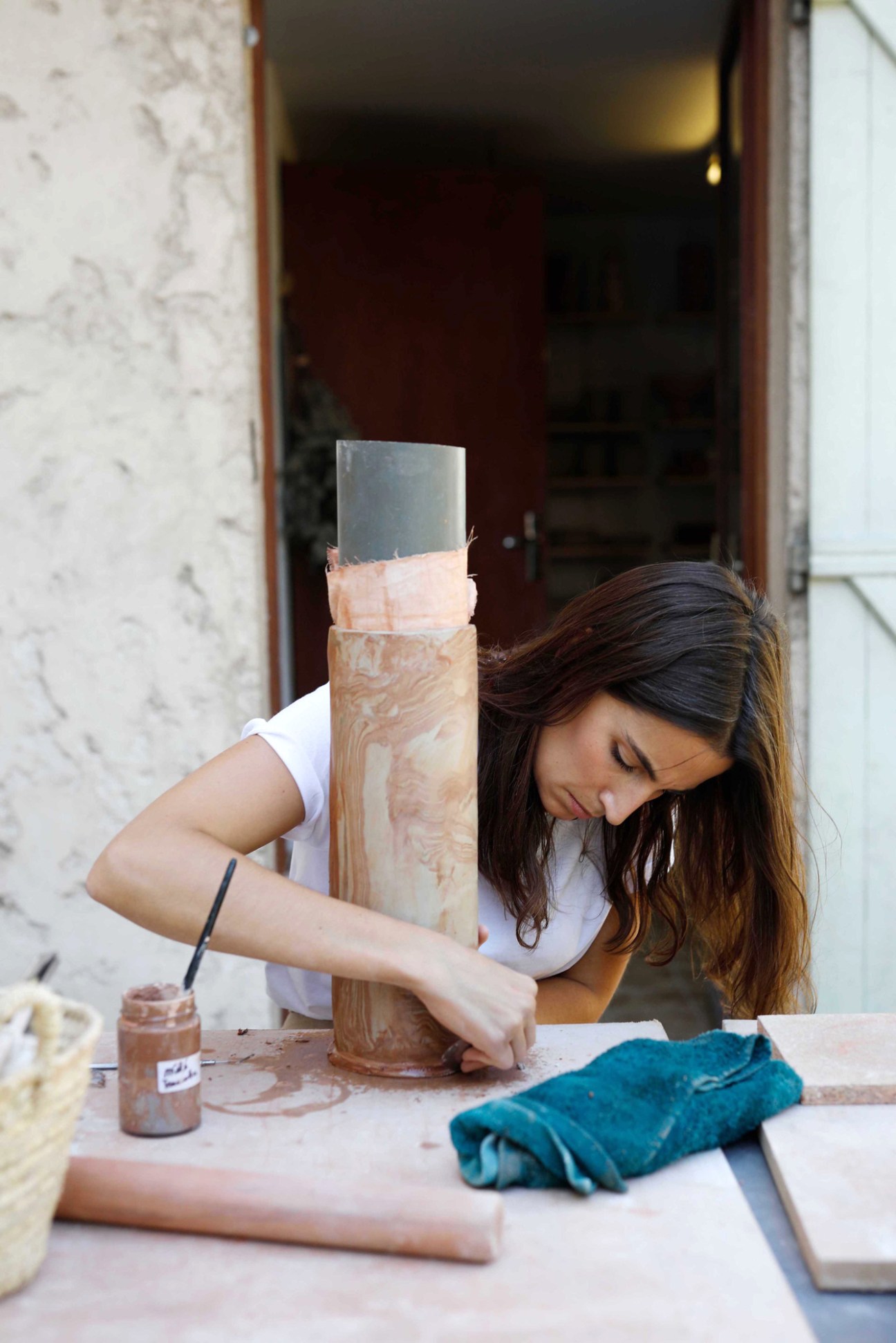 Caroline Bartoli at Franca Atelier makes a pot