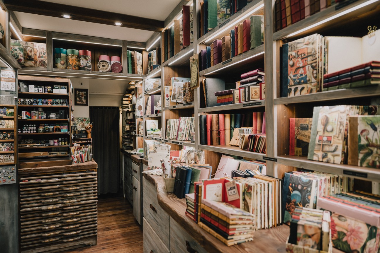 Display of kaleidoscopes, praxinoscopes and illustrated notebooks at Bomo Art