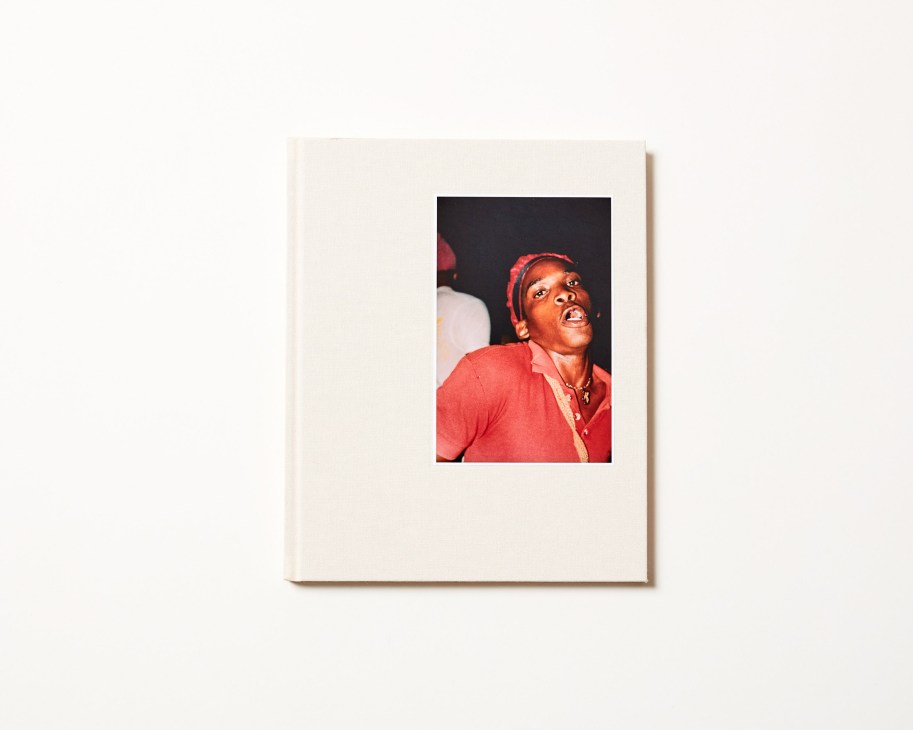 Book cover for 'Música en Santiago de Cuba' by Thomas Pratt featuring a photograph of a Cuban musician.