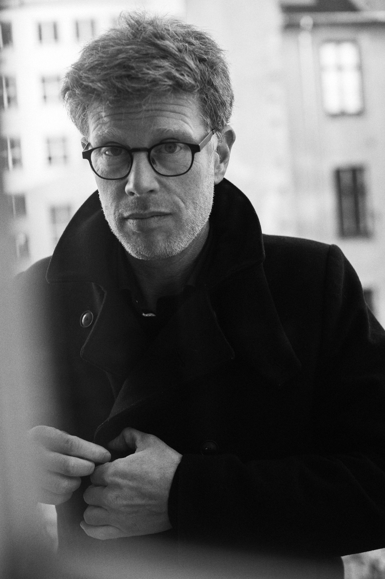 Black and white portrait of Martin Krasnik, editor of Weekendavisen newspaper