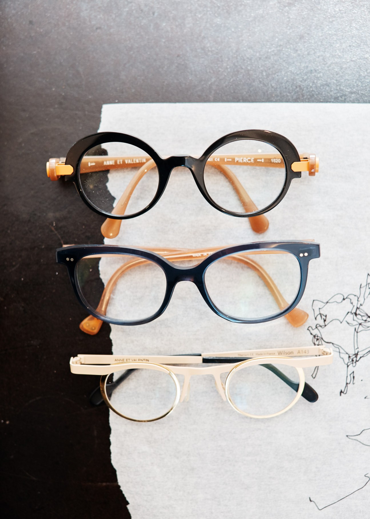 Elegant eyeglasses with simple frame design