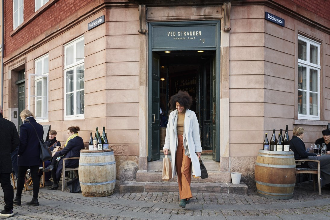 Ved Stranden 10 wine bar with outdoor seating overlooking Copenhagen canal