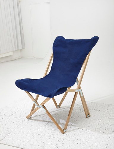Tripolina folding chair with navy canvas seat and natural wood frame by Segno Italiano.