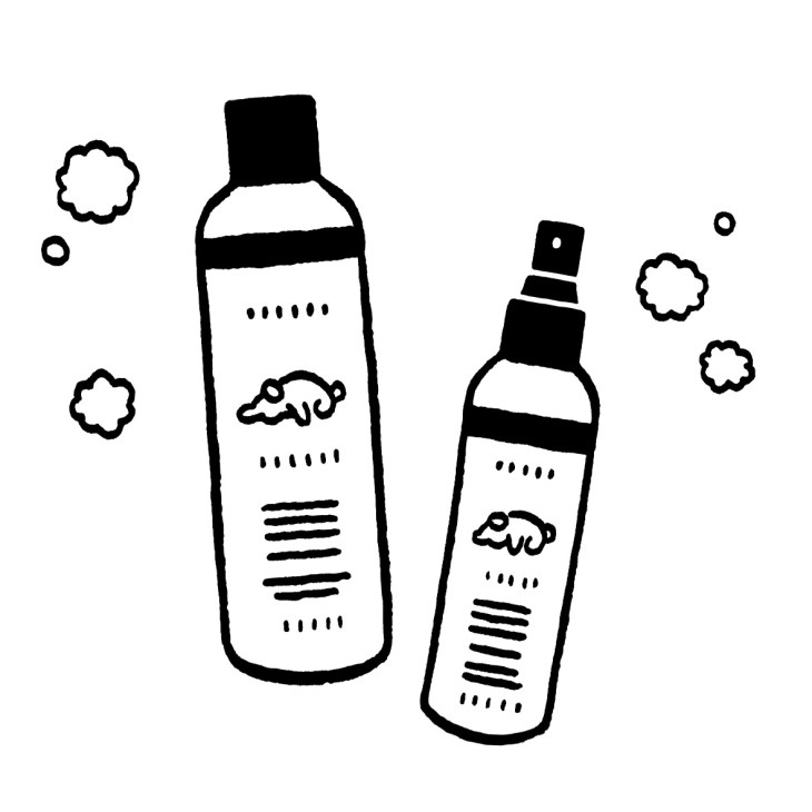 Two bottles of Retaw dog shampoo and conditioner with spray nozzle surrounded by soap bubbles