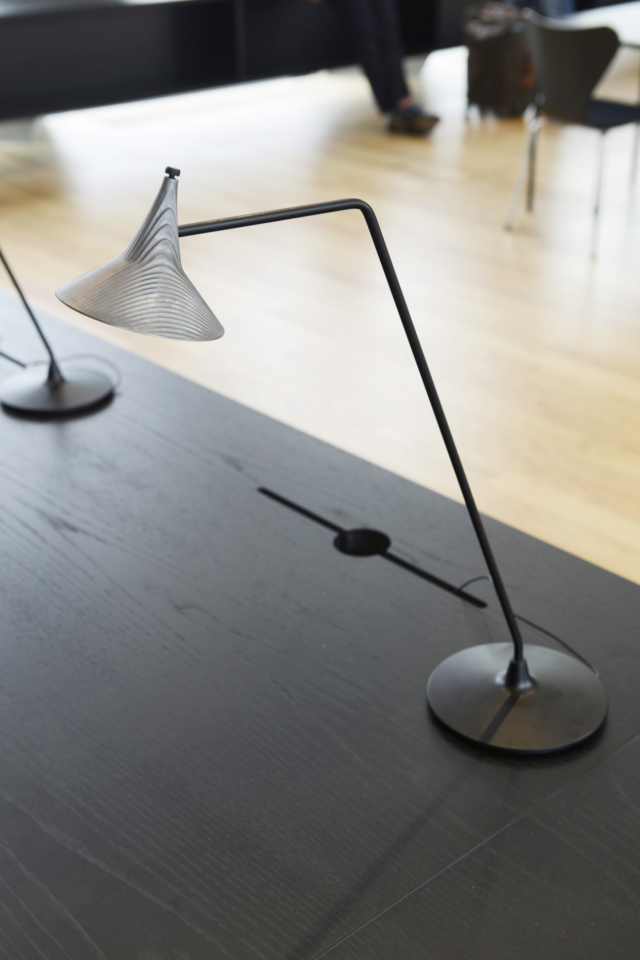 Midgard Federzugleuchte springloaded lamp with black retro shade on desk