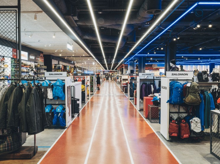 El Corte Inglés sporting goods department with Salomon brand displays and athletic apparel.