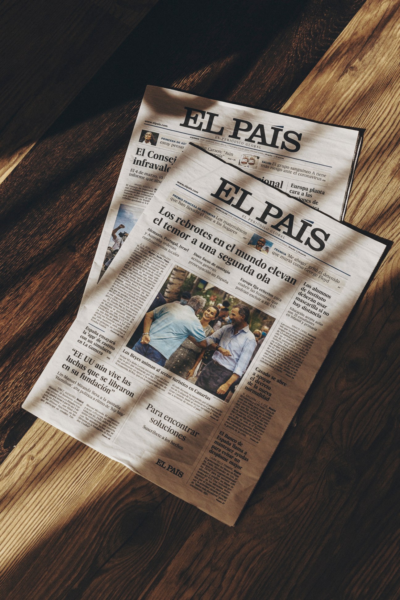 El País newspaper pages showing various articles and news coverage