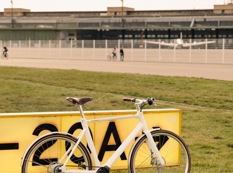 Schindelhauer Arthur IX bicycle with belt drive system positioned on grass near airport