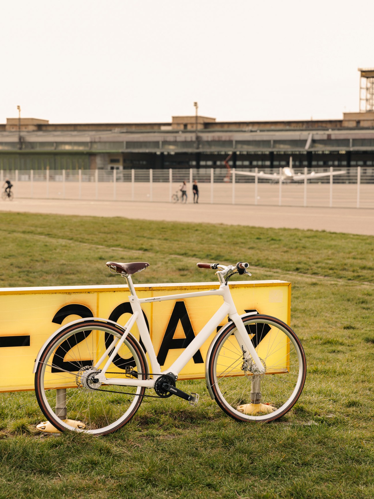 Schindelhauer Arthur IX bicycle with belt drive system positioned on grass near airport