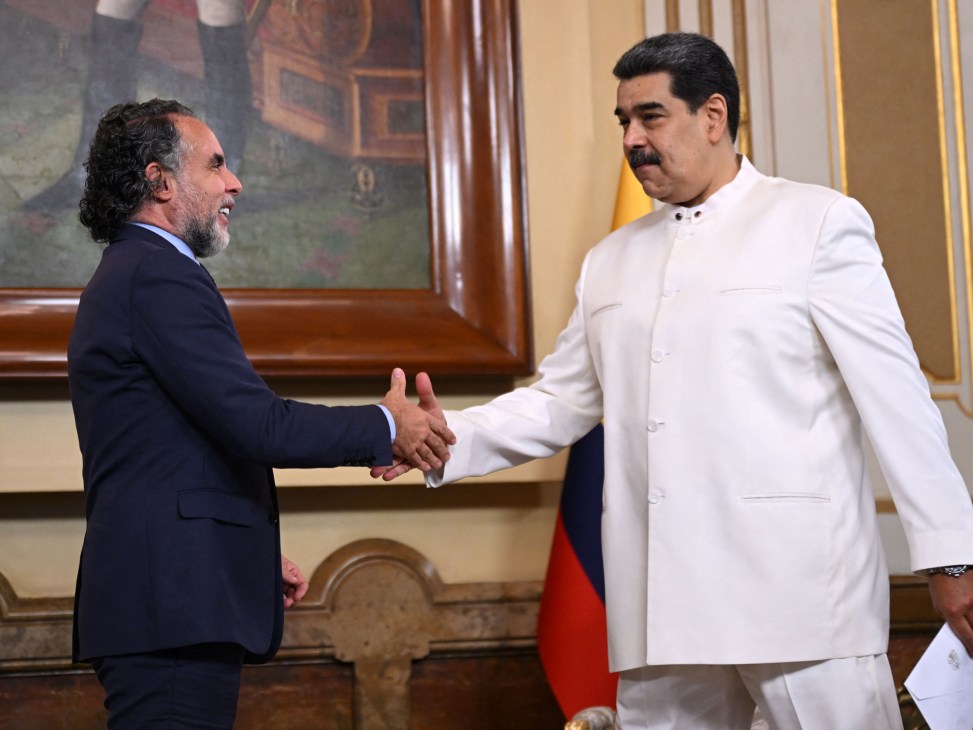 Colombian ambassador Armando Benedetti shaking hands with Venezuelan president Nicolás Maduro