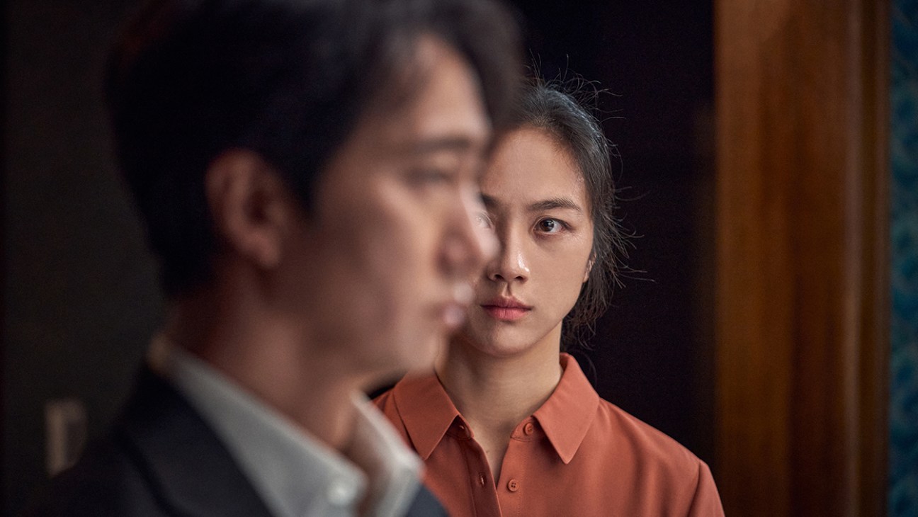 Still from Decision to Leave film showing detective and woman suspect