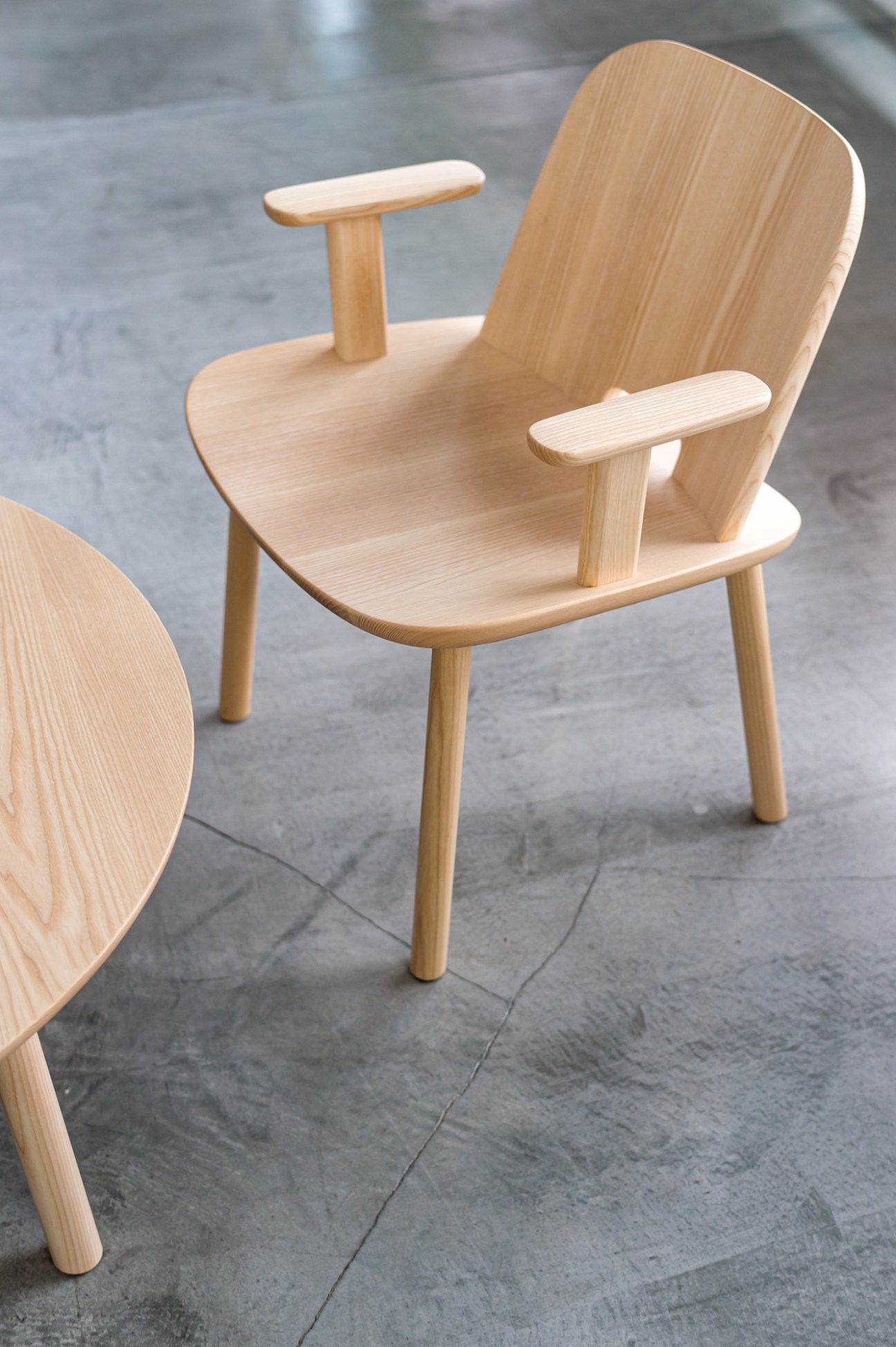 Fugu chair by Jasper Morrison in ash or oak wood showcasing the refined Japanese craftsmanship and industrial production