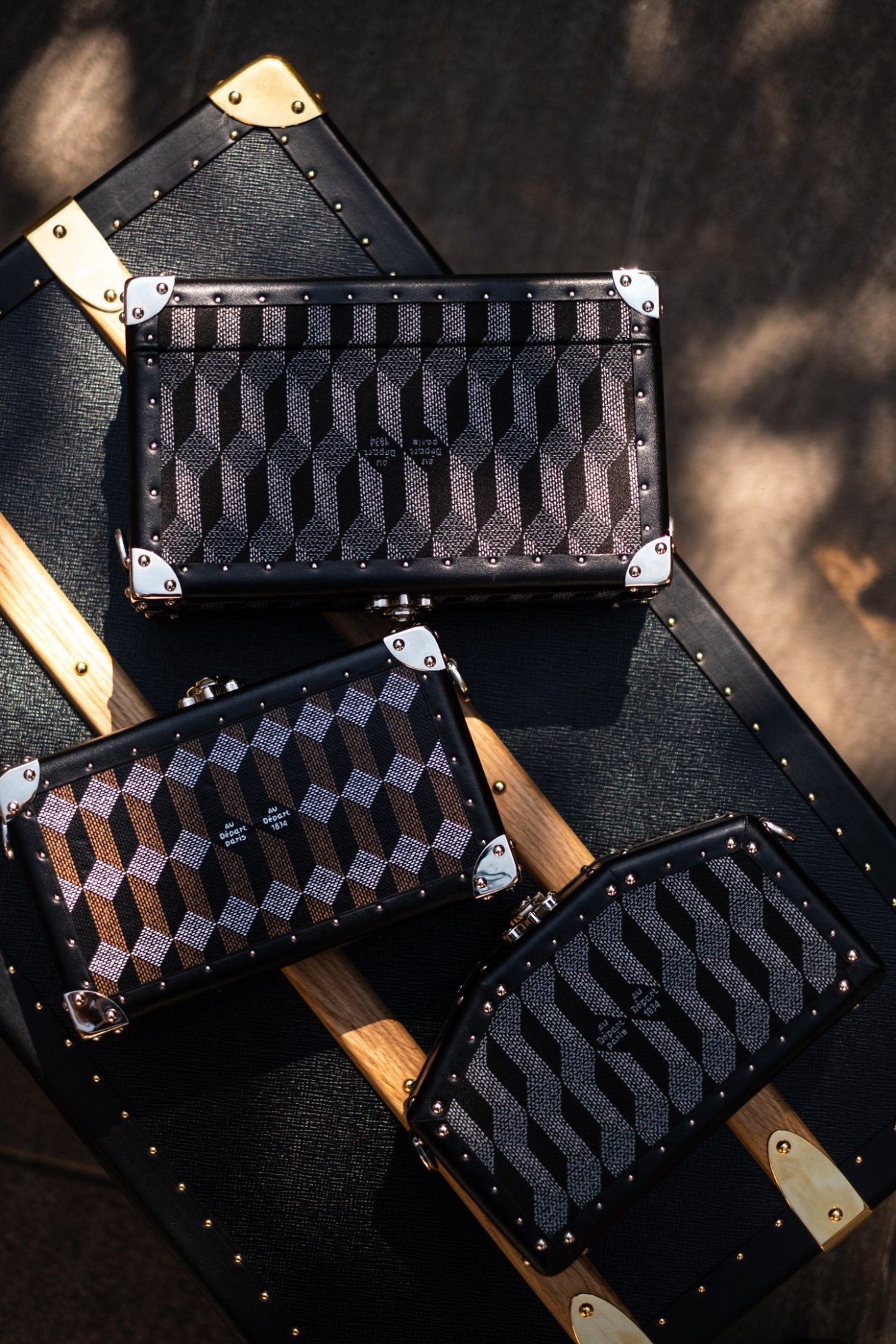 Au Départ contemporary leather goods display