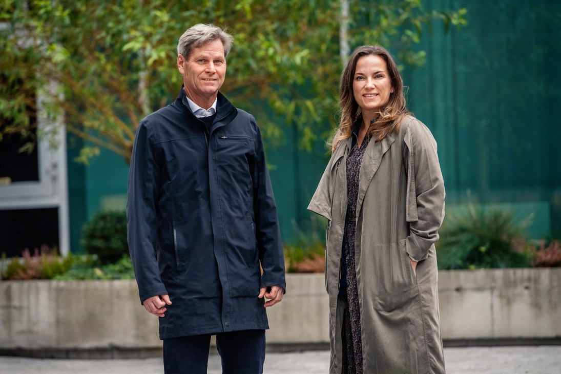 Erik Braathen and Tonje Wikstrøm Frislid of Norwegian airline Flyr standing outdoors in business attire