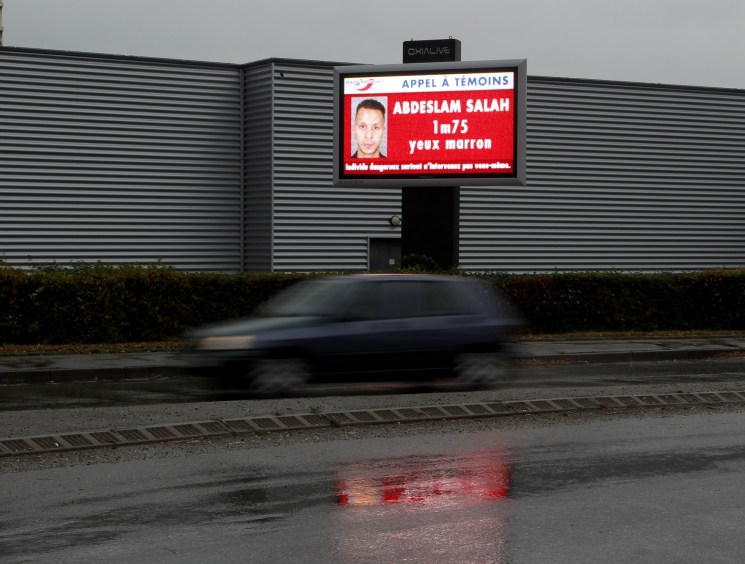 Digital billboard displaying missing person appeal for Abdeslam Salah with photo and text in French