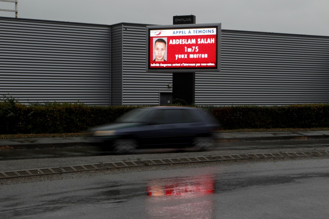Digital billboard displaying missing person appeal for Abdeslam Salah with photo and text in French