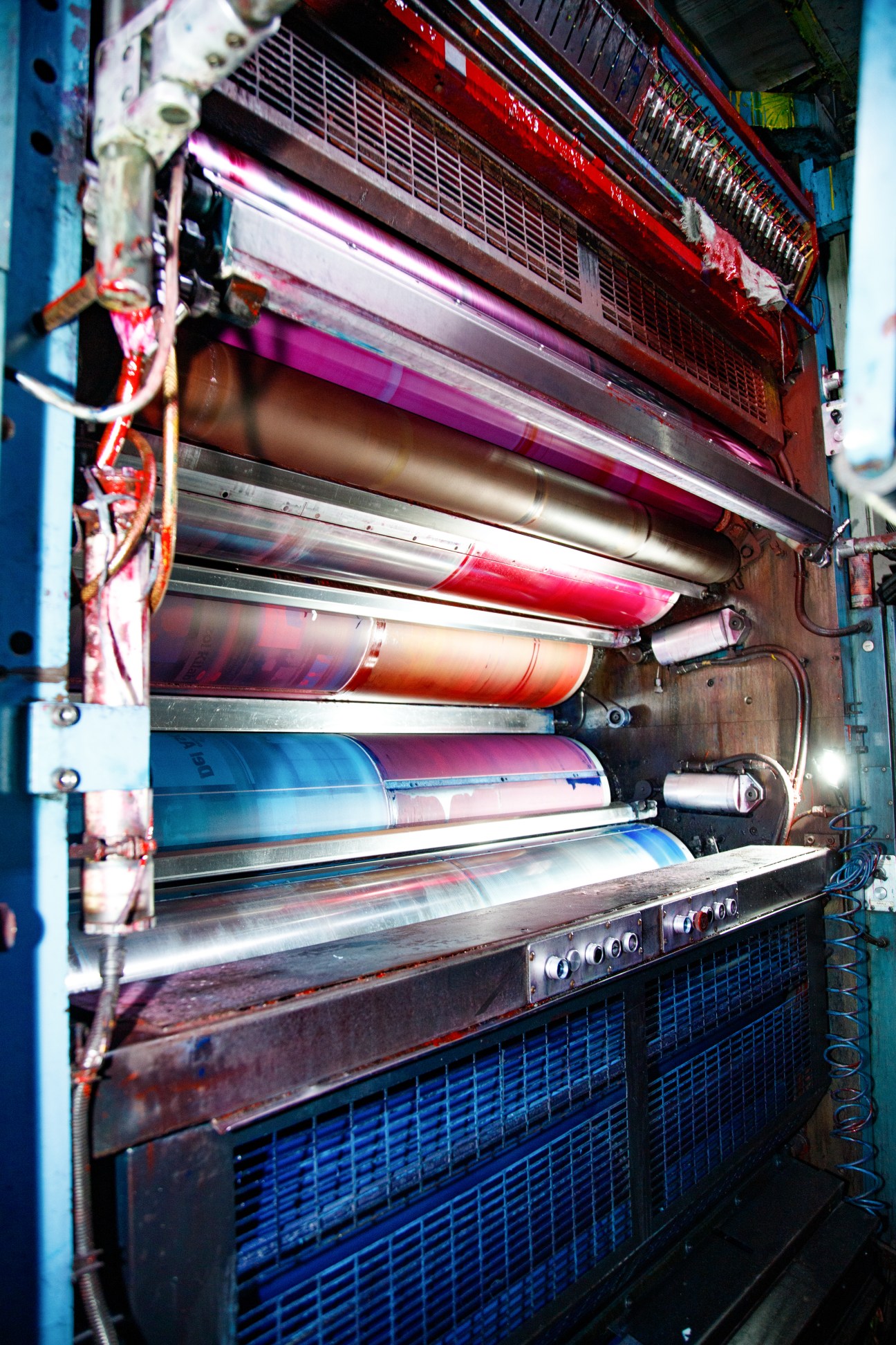 Koenig & Bauer printing press at Grupo Perfil with colorful ink rollers