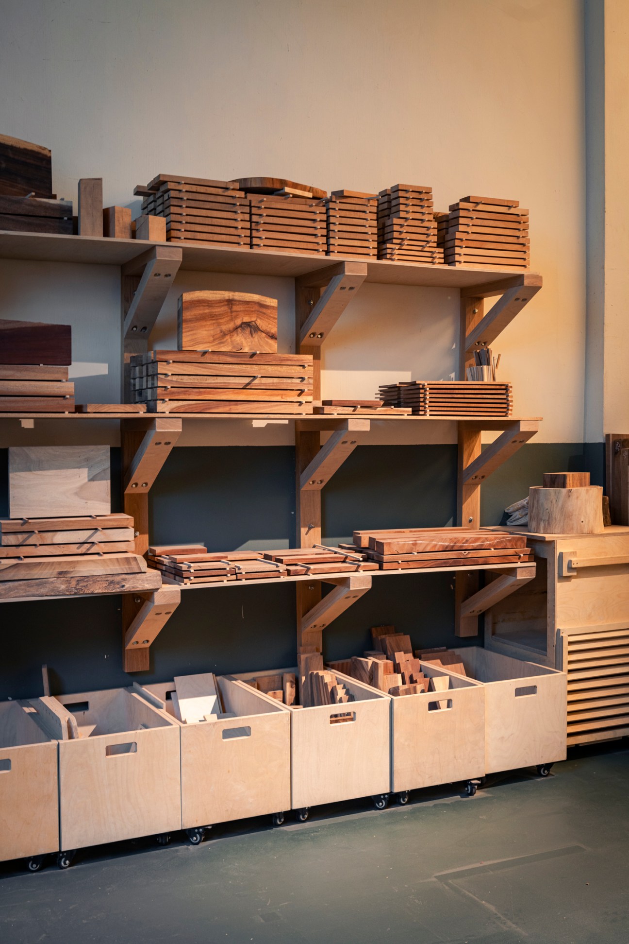 Shelves with wood patterns 