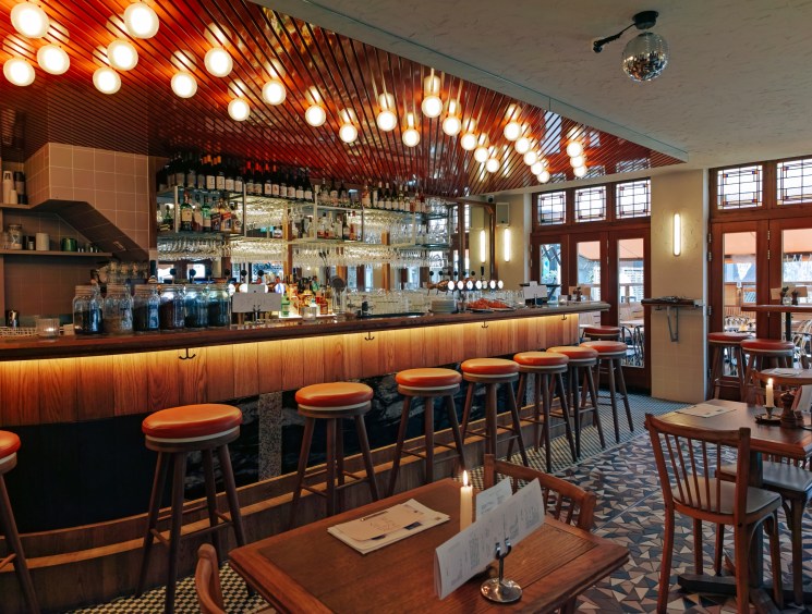 bar_ami.jpg