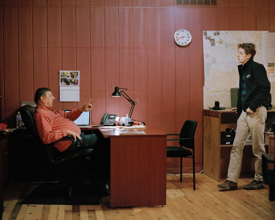 Veteran journalist Les Zaitz mentoring a younger reporter at the Enterprise newspaper office