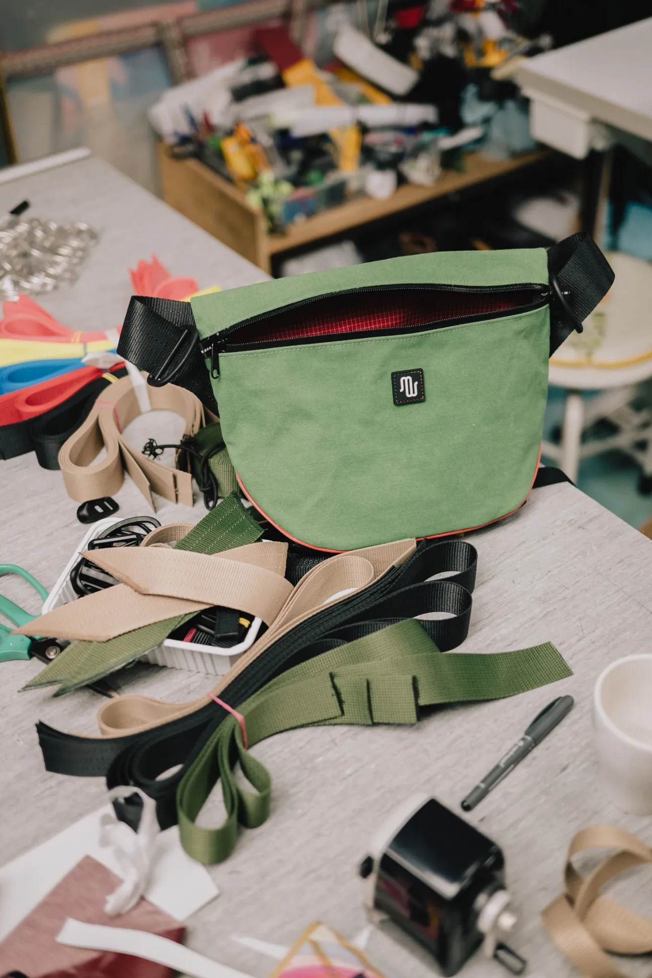 Close-up of the Bob bag and other Medence products made from construction netting