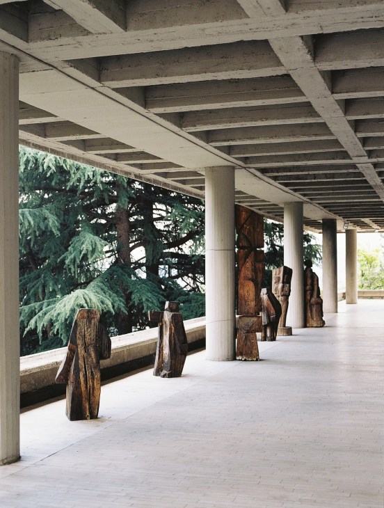 Modern abstract artwork displayed at the Pioneri gallery with brutalist architectural influences
