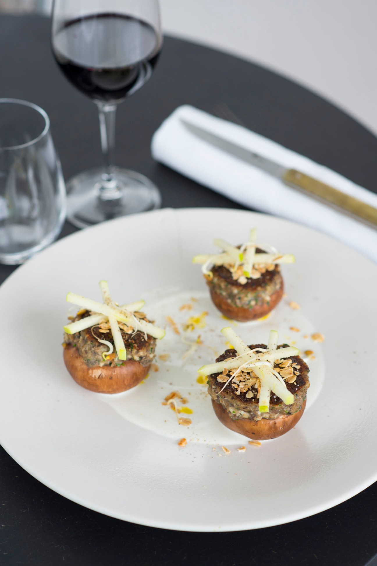 Paris mushrooms stuffed with oats crystallised in black pepper