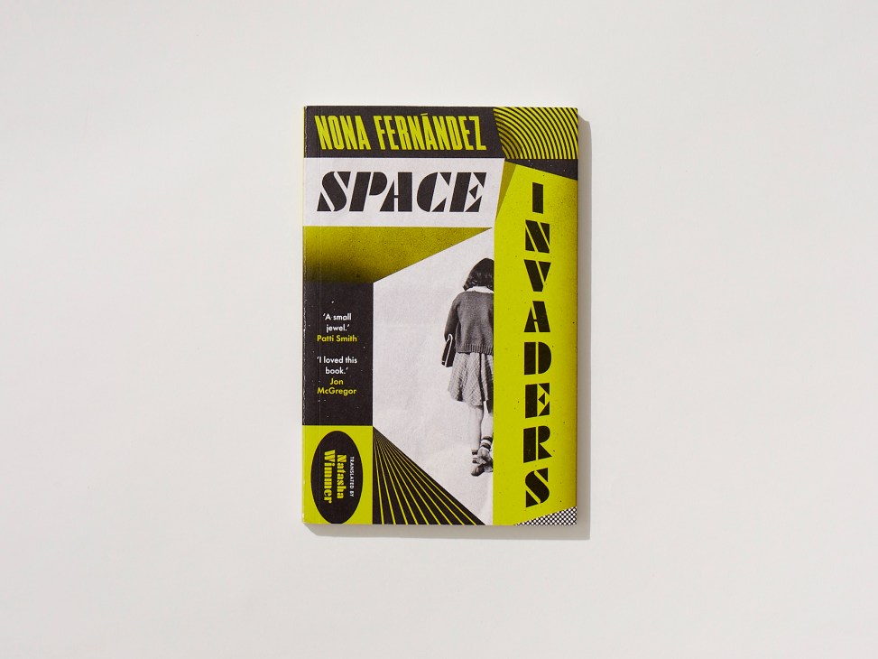 Book cover of Space Invaders by Nona Fernández with yellow and black geometric design and vintage photograph