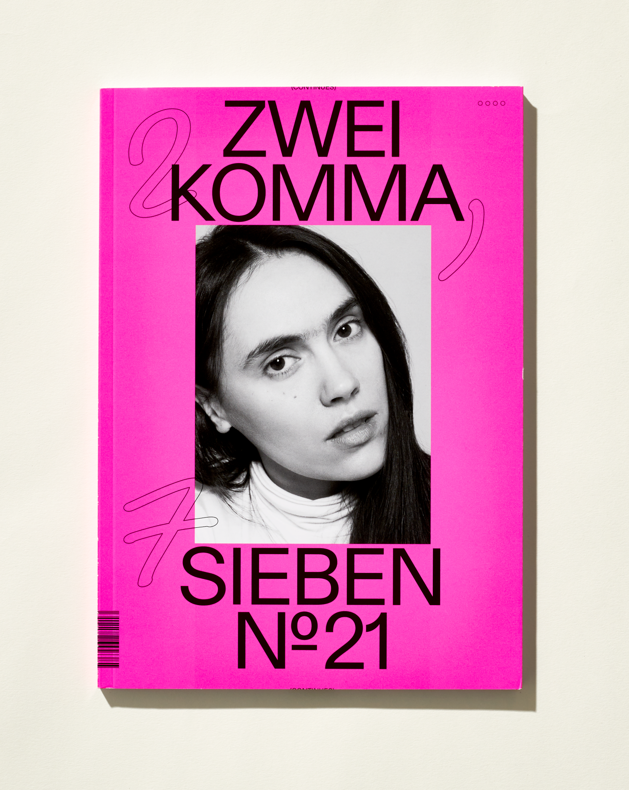 Cover of Zwei Komma Sieben music magazine issue 21 with bright pink background and black and white portrait photograph.