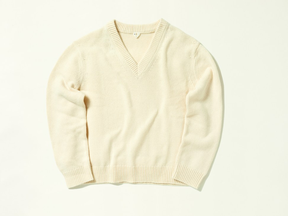 Cream-colored V-neck cricket jumper with ribbed collar and cuffs from Arket