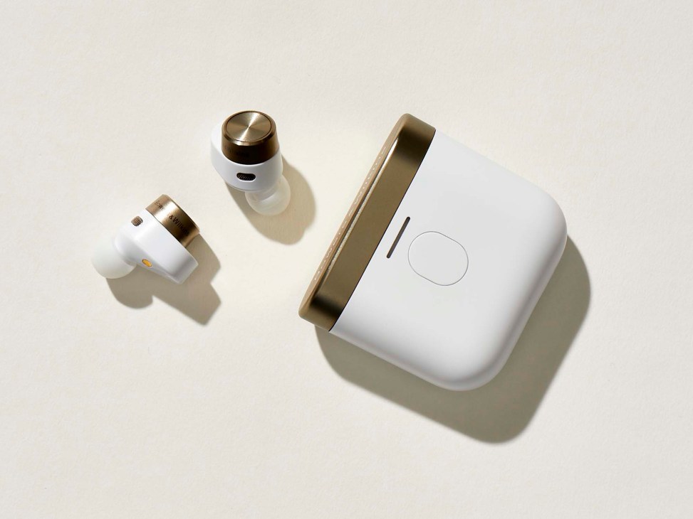 Bowers & Wilkins PI7 earphones with premium design and charging case
