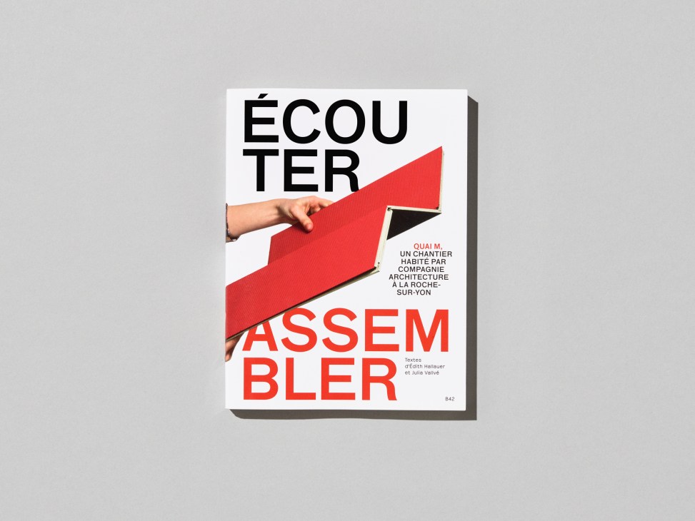 White book cover with bold red and black typography showing 'ÉCOUTER ASSEMBLER' with hands holding geometric shapes