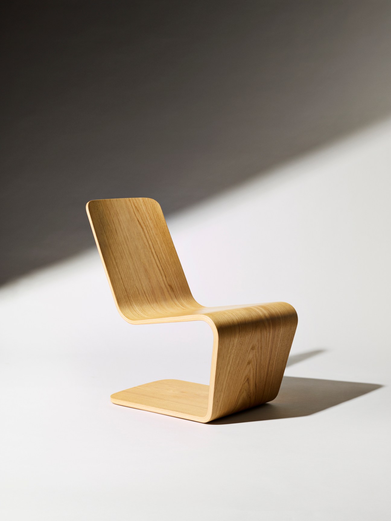 Iso-Lounge chair by Jasper Morrison for Isokon Plus in light wood plywood with curved cantilever design