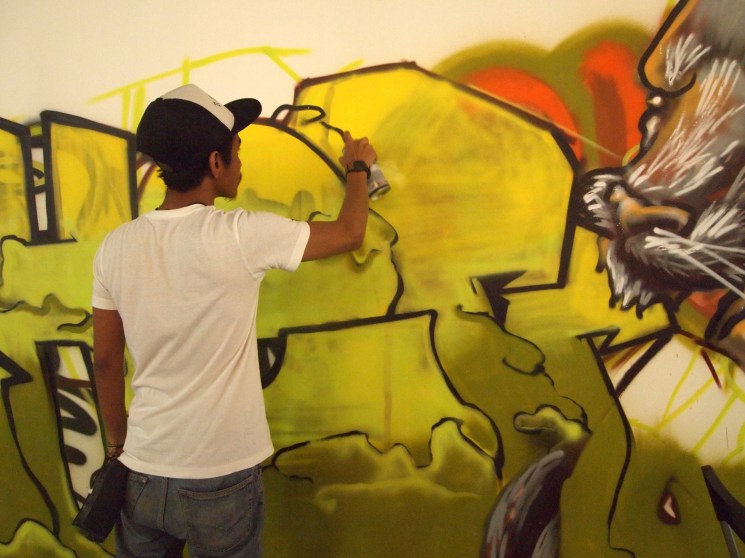 Graffiti artist in Singapore