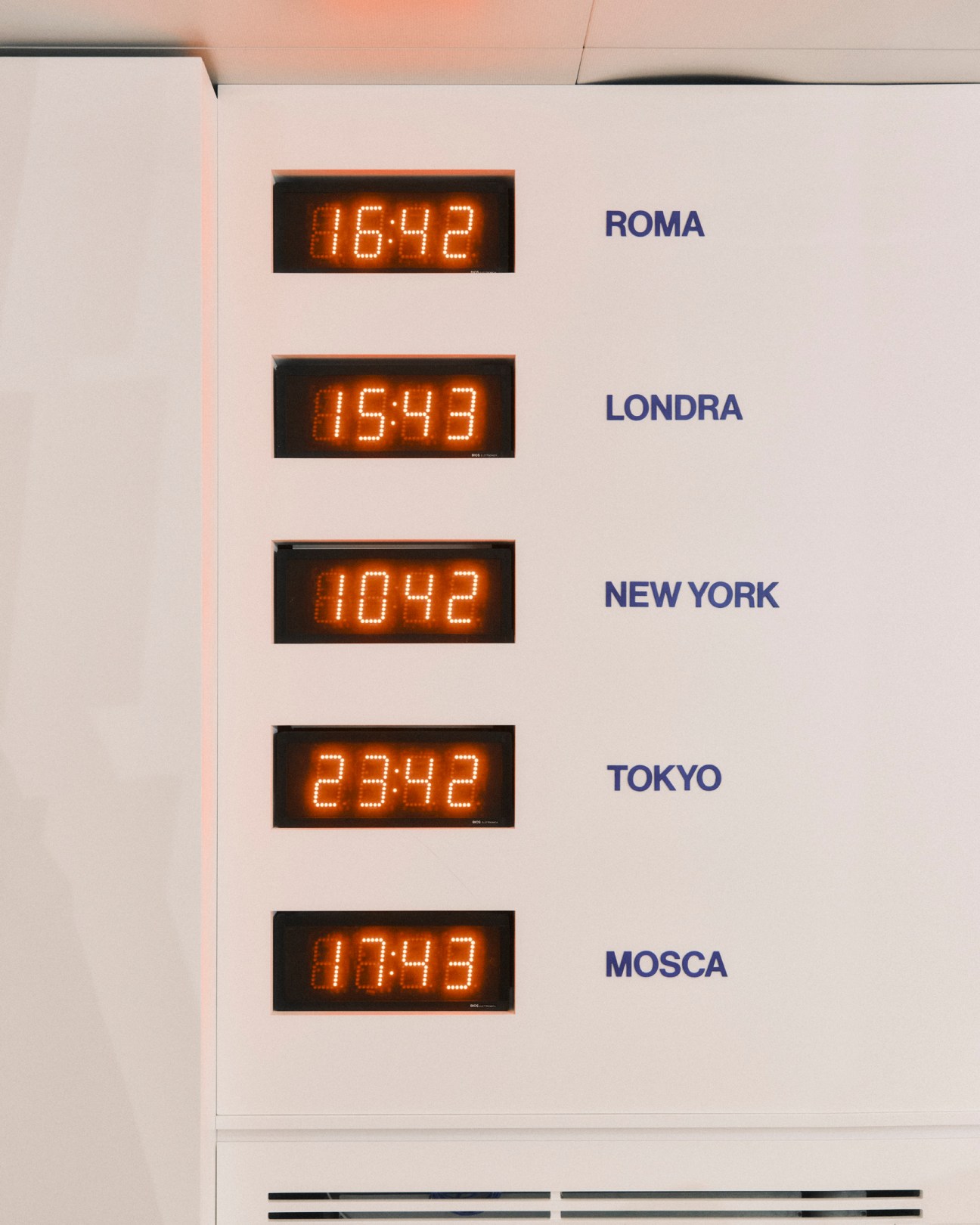 Digital clocks displaying different time zones for Roma, Londra, New York, Tokyo, and Mosca